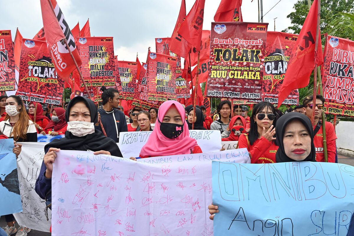 Thousands Protest Over Indonesian Labor Law Overhaul Plan - Bloomberg