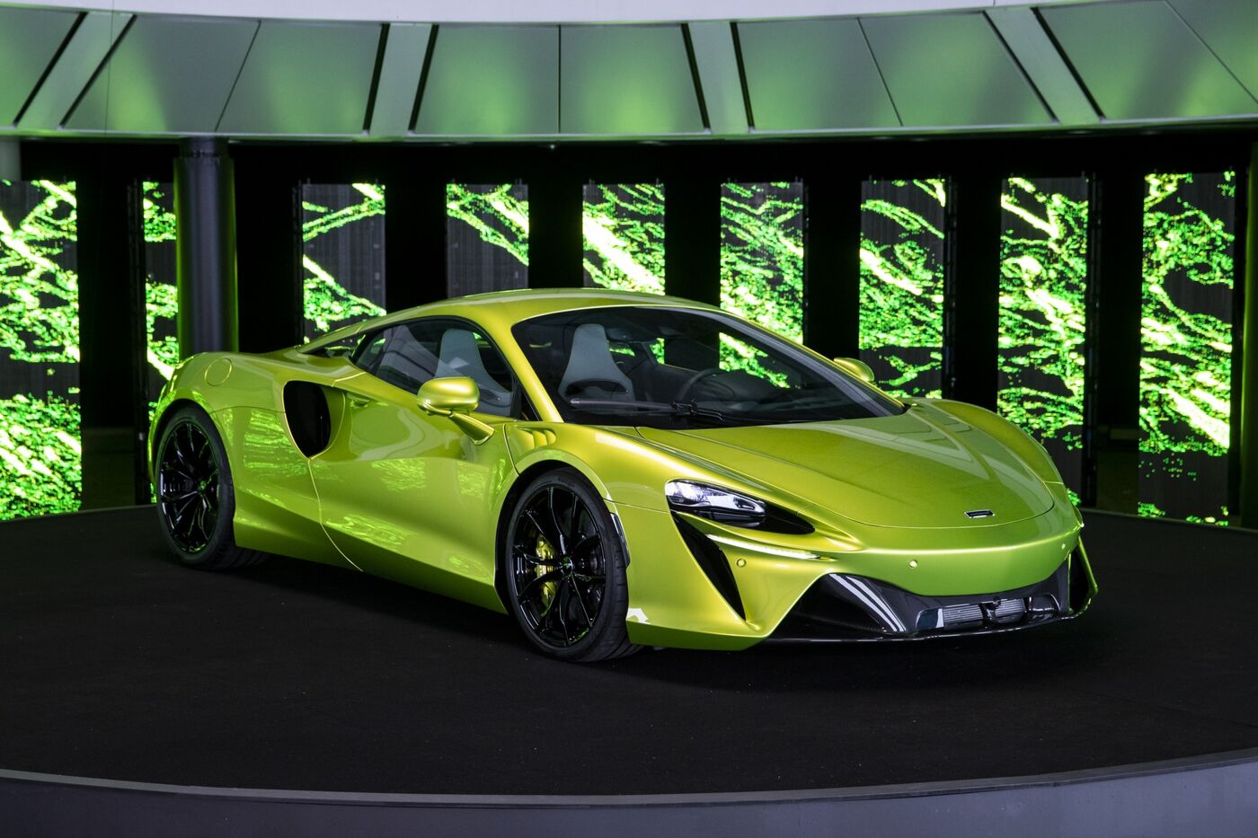 McLaren’s $258,000 Hybrid Boasts Blazing Speed Without the Guilt