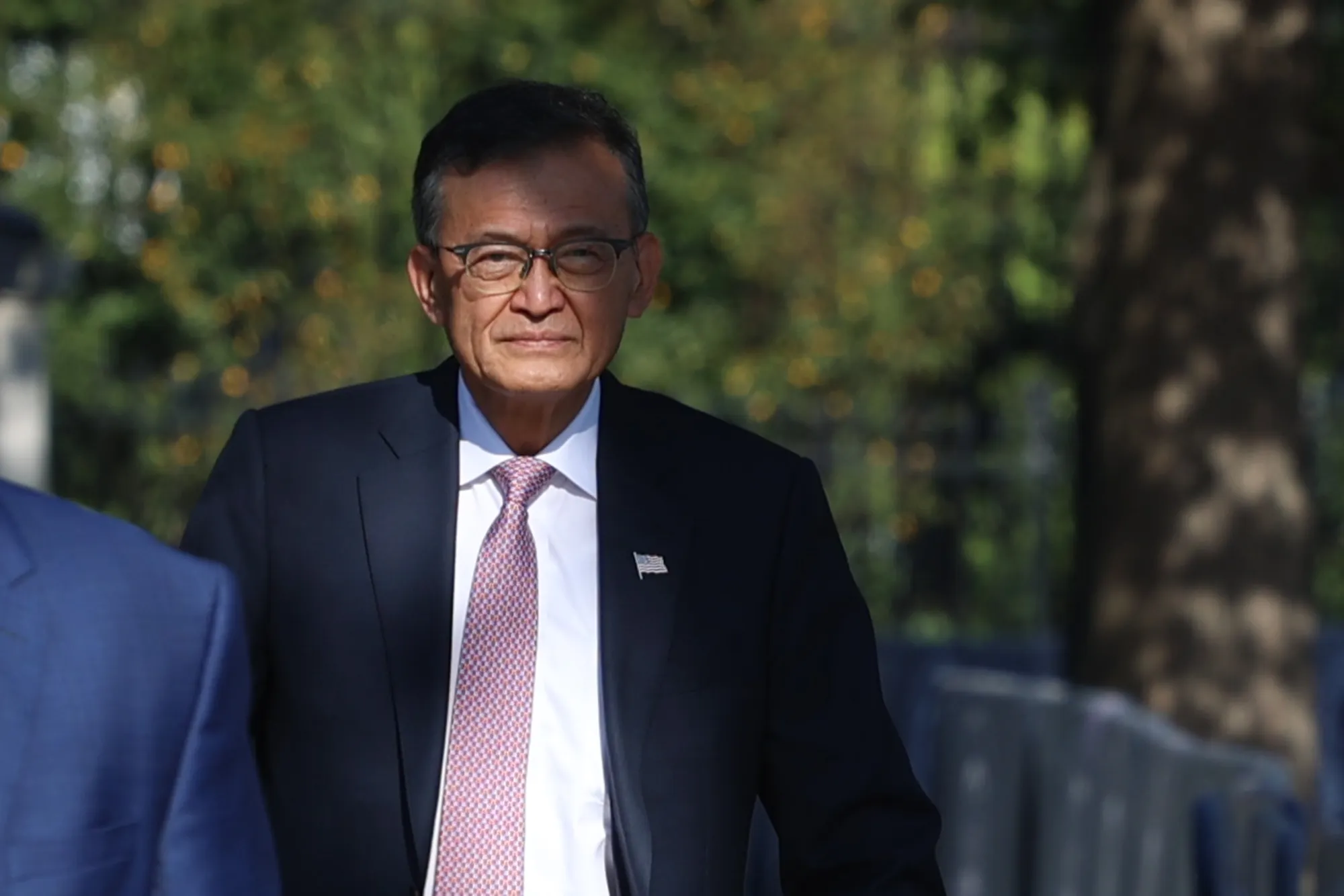 CEO của Intel Corp., Lip-Bu Tan, rời nhiệm sở sau cuộc họp tại Nhà Trắng ở Washington vào tháng 8 năm 2025.