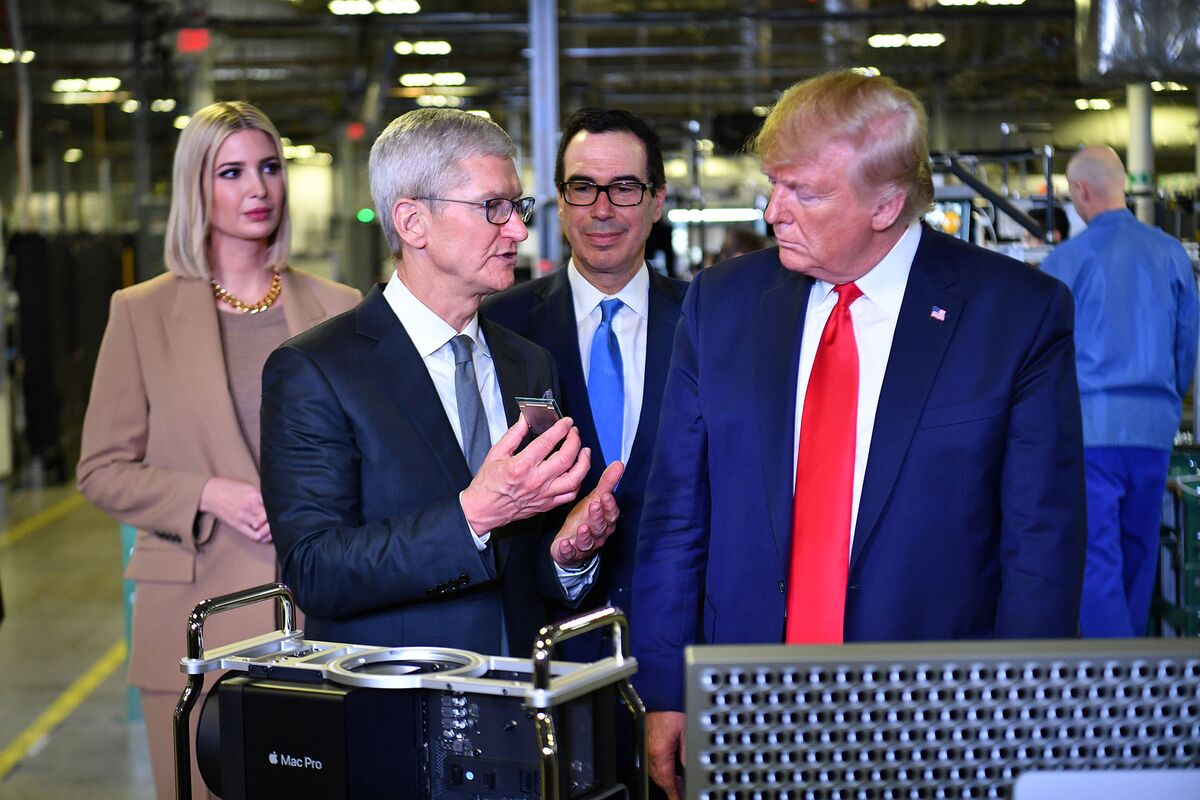 Apple Expands 18-Year-Old iPhone Glass Deal in Bid to Avoid Trump Tariffs