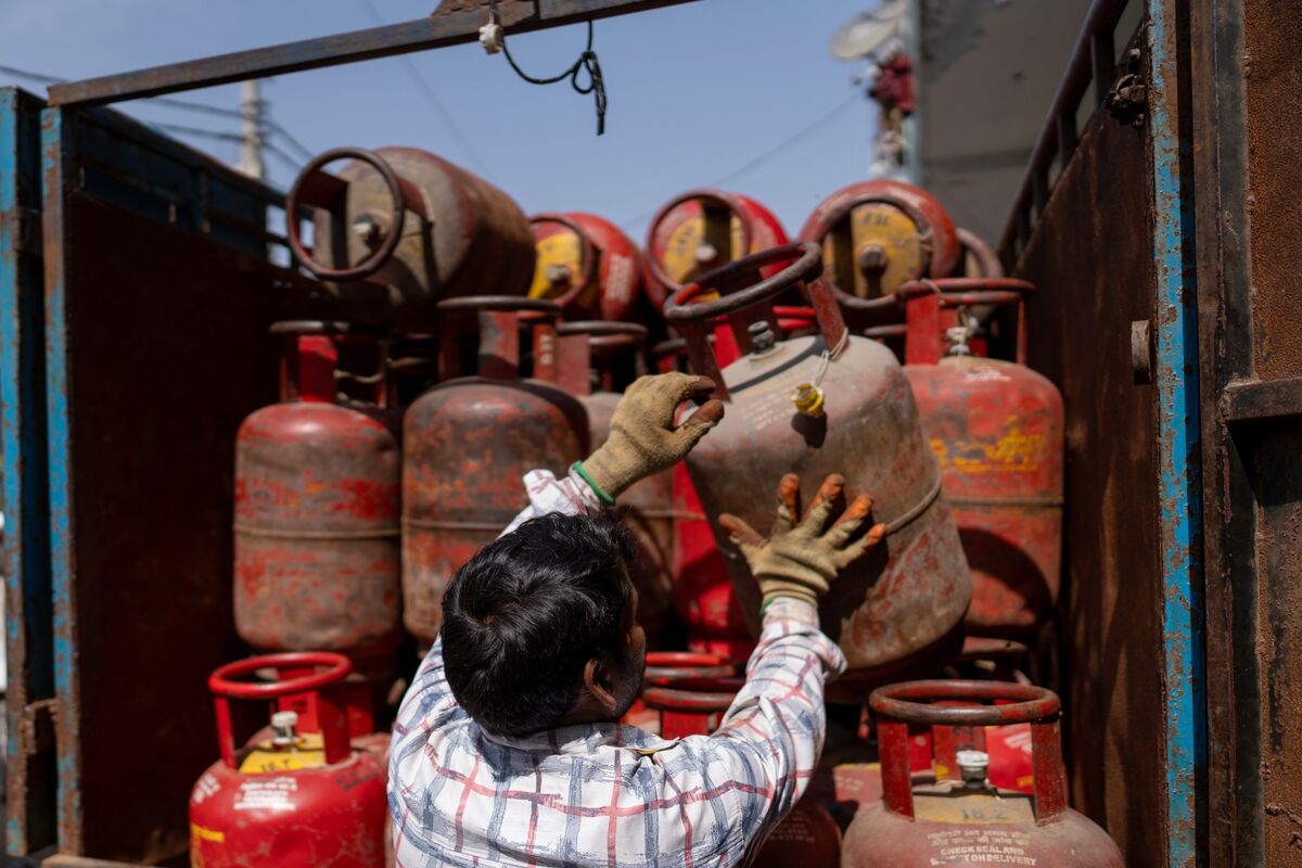 bloomberg.com - Rakesh Sharma - India's Wartime Buying Spree Leaves Behind a Cooking Gas Surplus