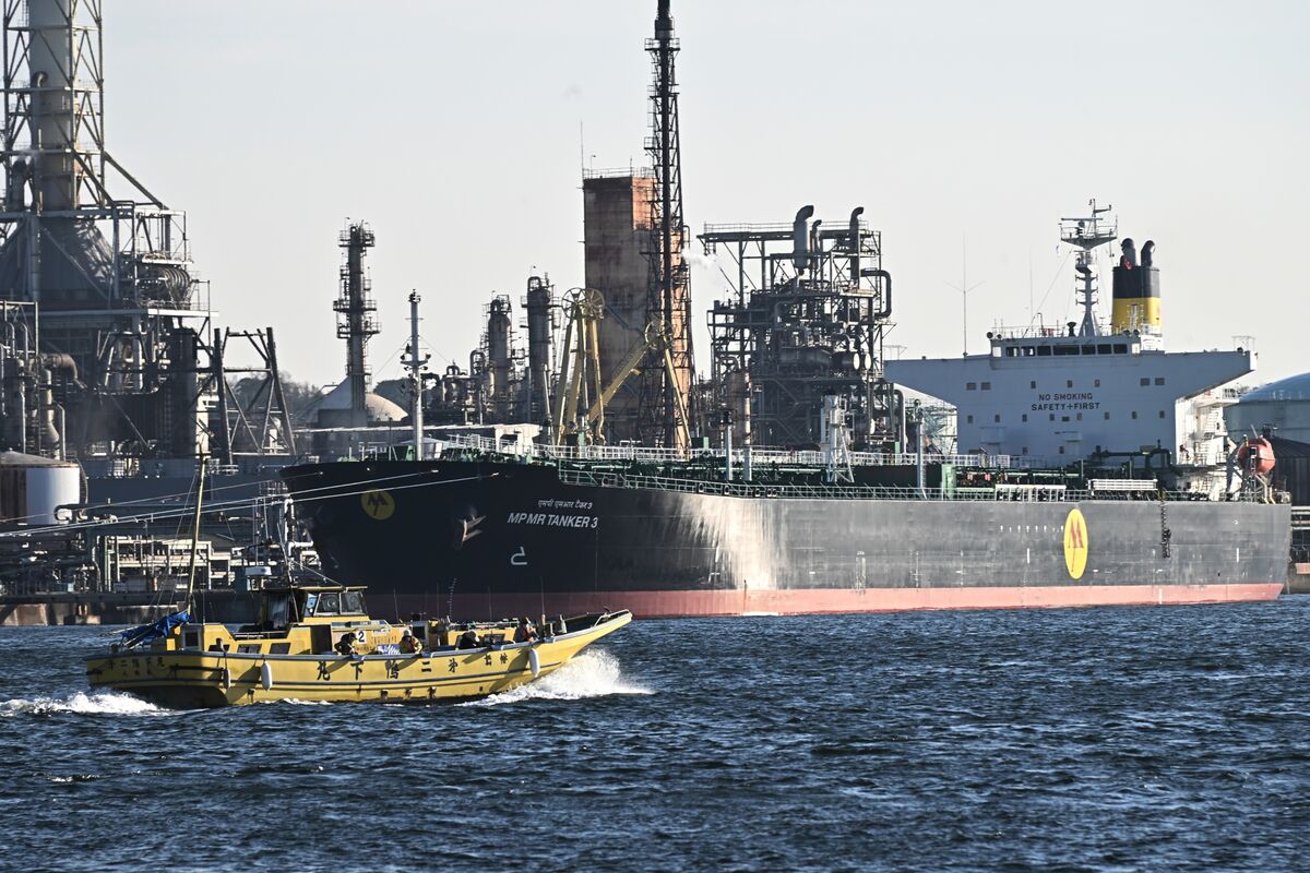 bloomberg.com - Yongchang Chin - The Oil Market Is in the Grip of a Panicked Race for Barrels