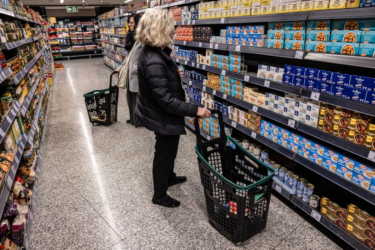 Euro-Zone Inflation Jump Seen as Temporary, ECB Survey Shows