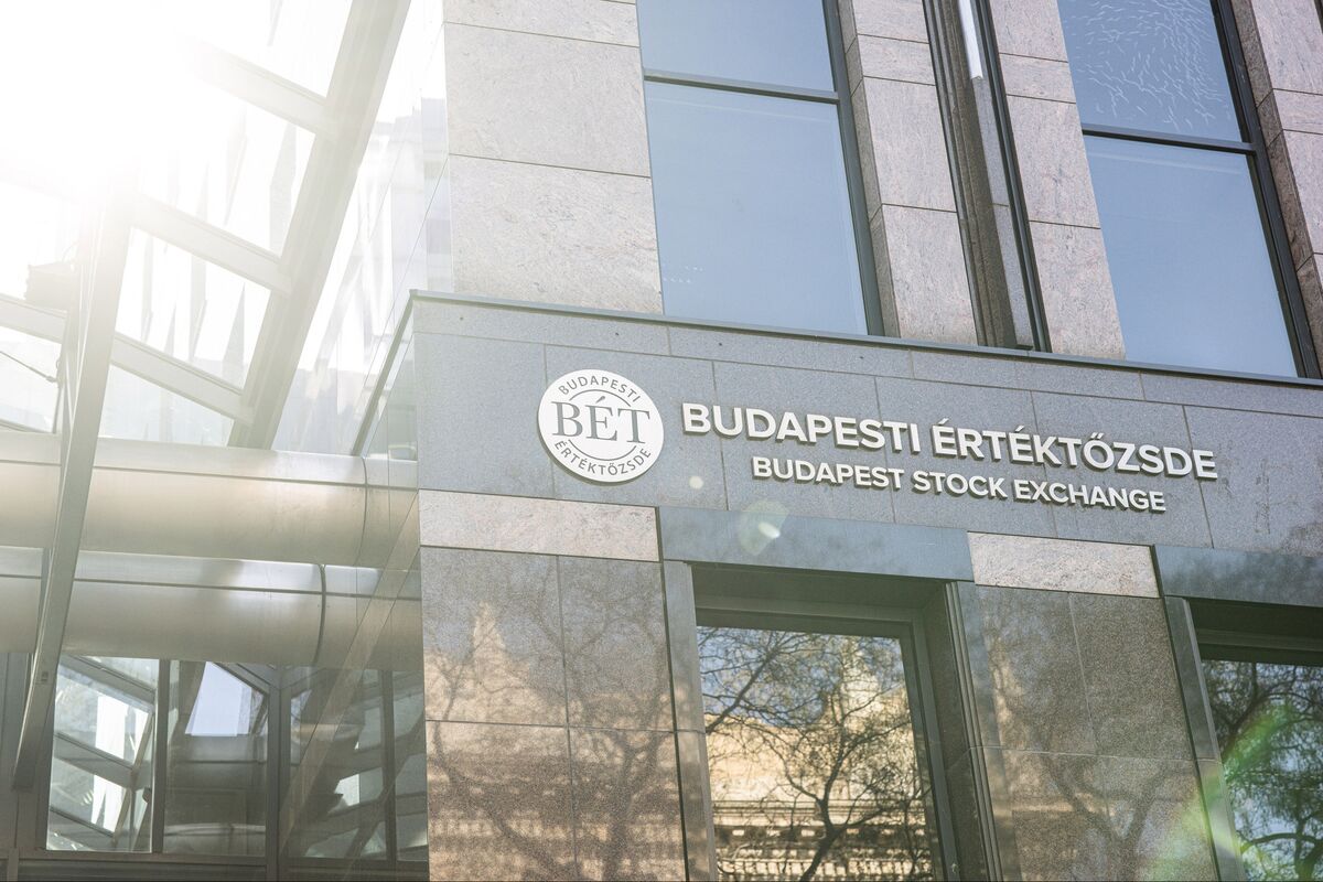 huf-eur-hungarian-forint-sinks-to-new-low-with-eastern-eu-assets-under