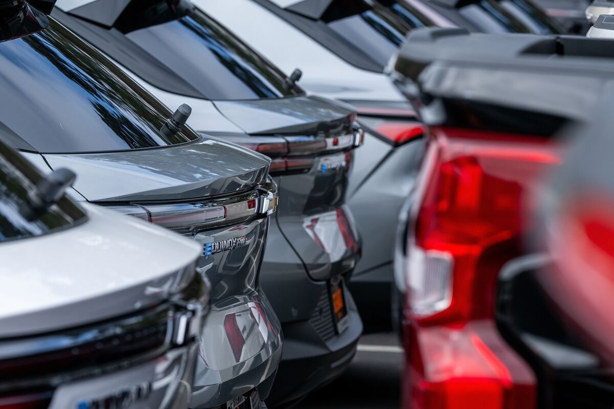 GM Slides as CEO Barra Warns of ‘Intensifying’ Challenges