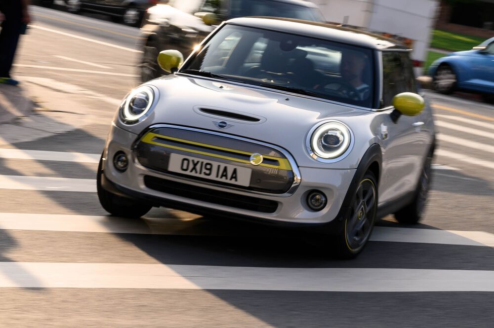 Electric Mini Cooper Se First Drive Review Specs Photos Bloomberg