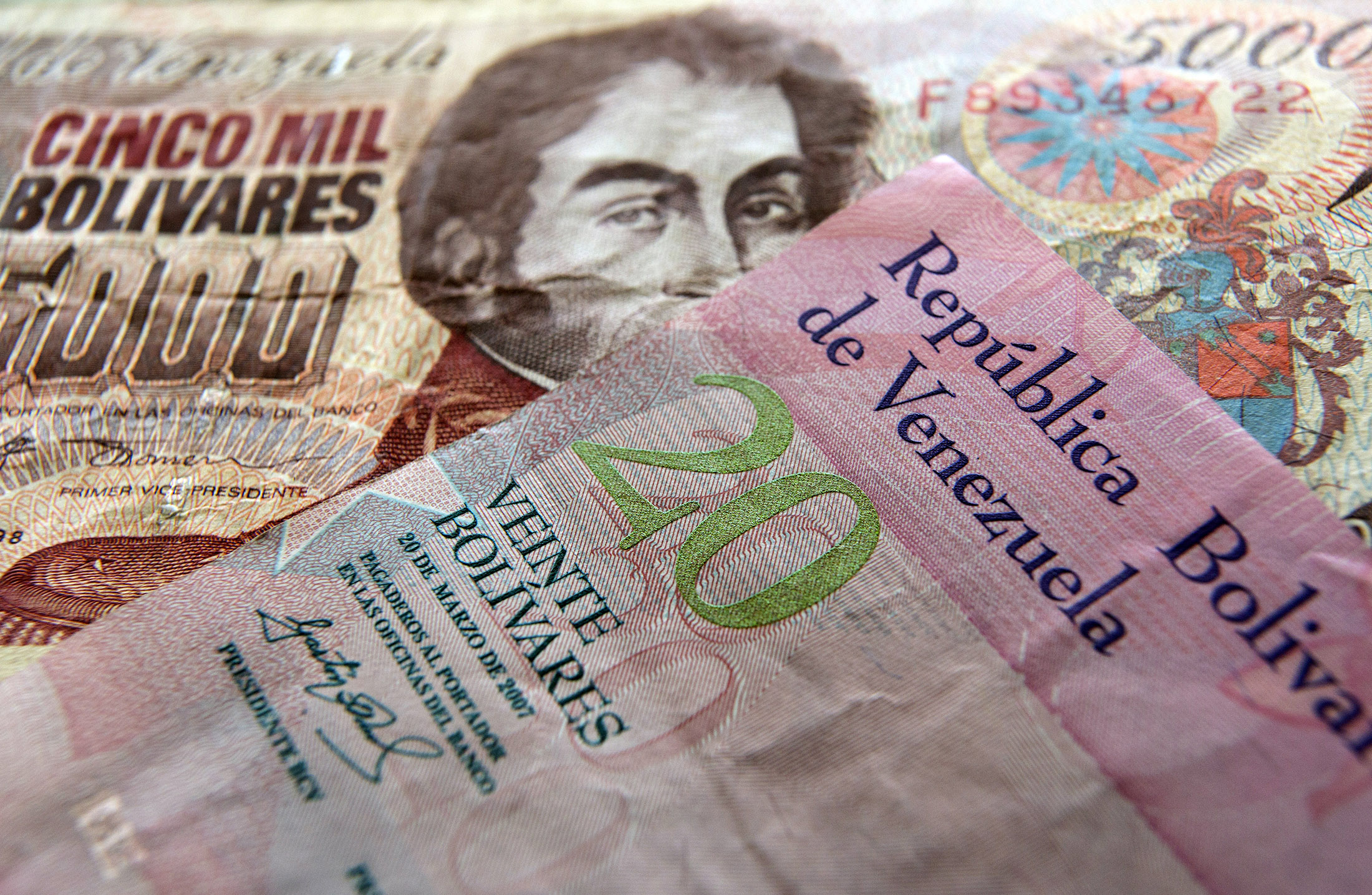 Black-Market Bolivars Crash Past 1,000 Per Dollar in Venezuela - Bloomberg
