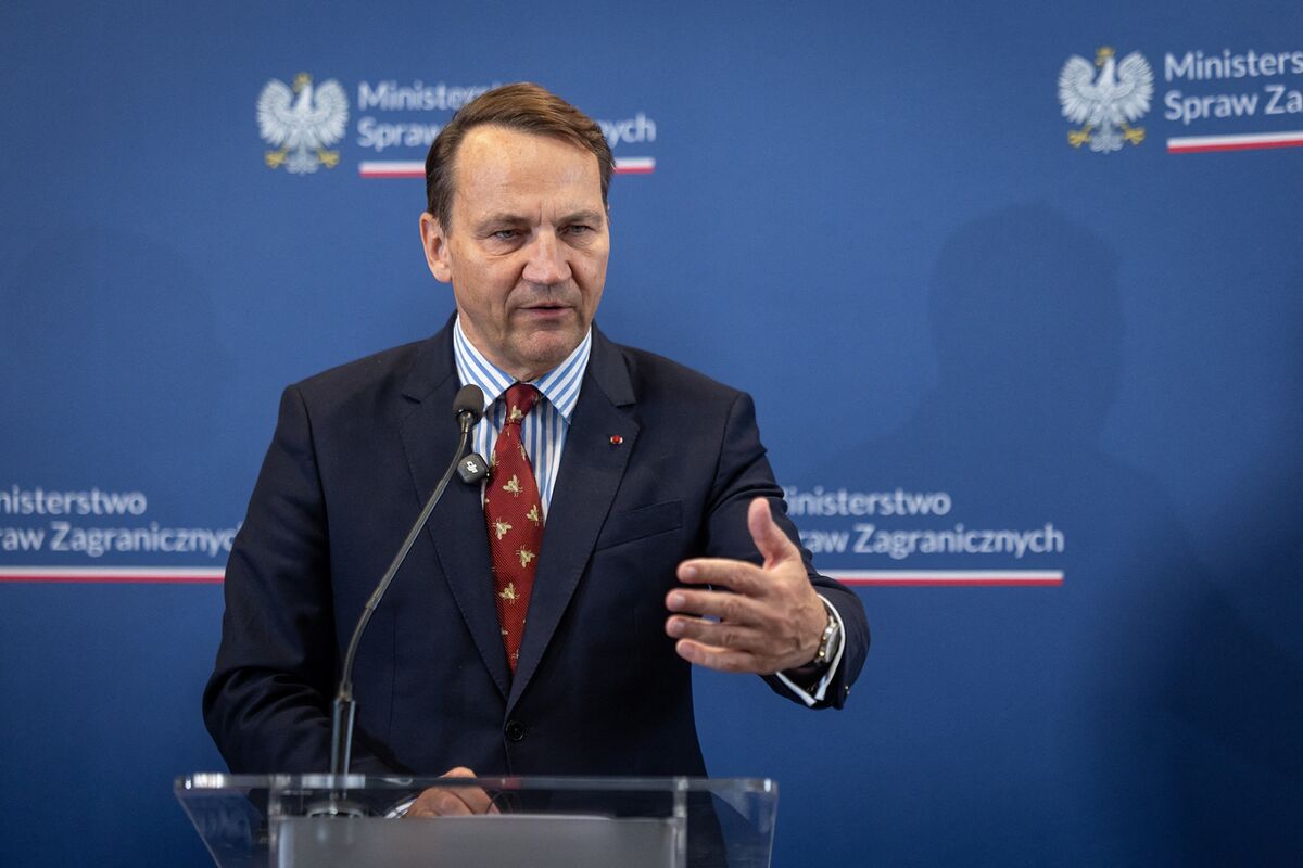 Poland’s Sikorski Says Trump Must Pressure Russia, Not Ukraine