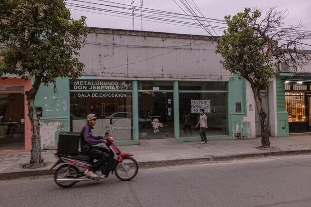 En Orán, muchas tiendas cierran sus puertas debido a la competencia de los contrabandos baratos