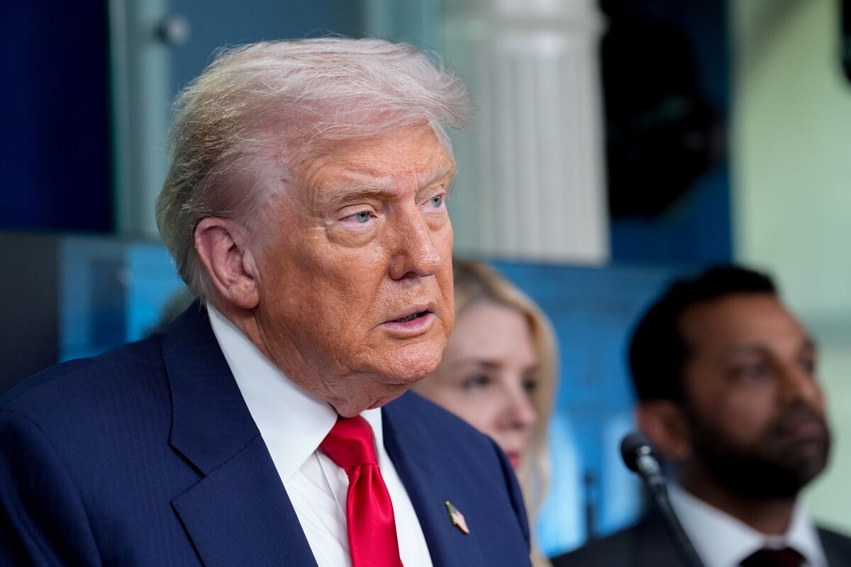 ブルームバーグのニュース記事「トランプ氏、欧州首脳らと電話協議へ－プーチン氏との会談控え調整」の画像
