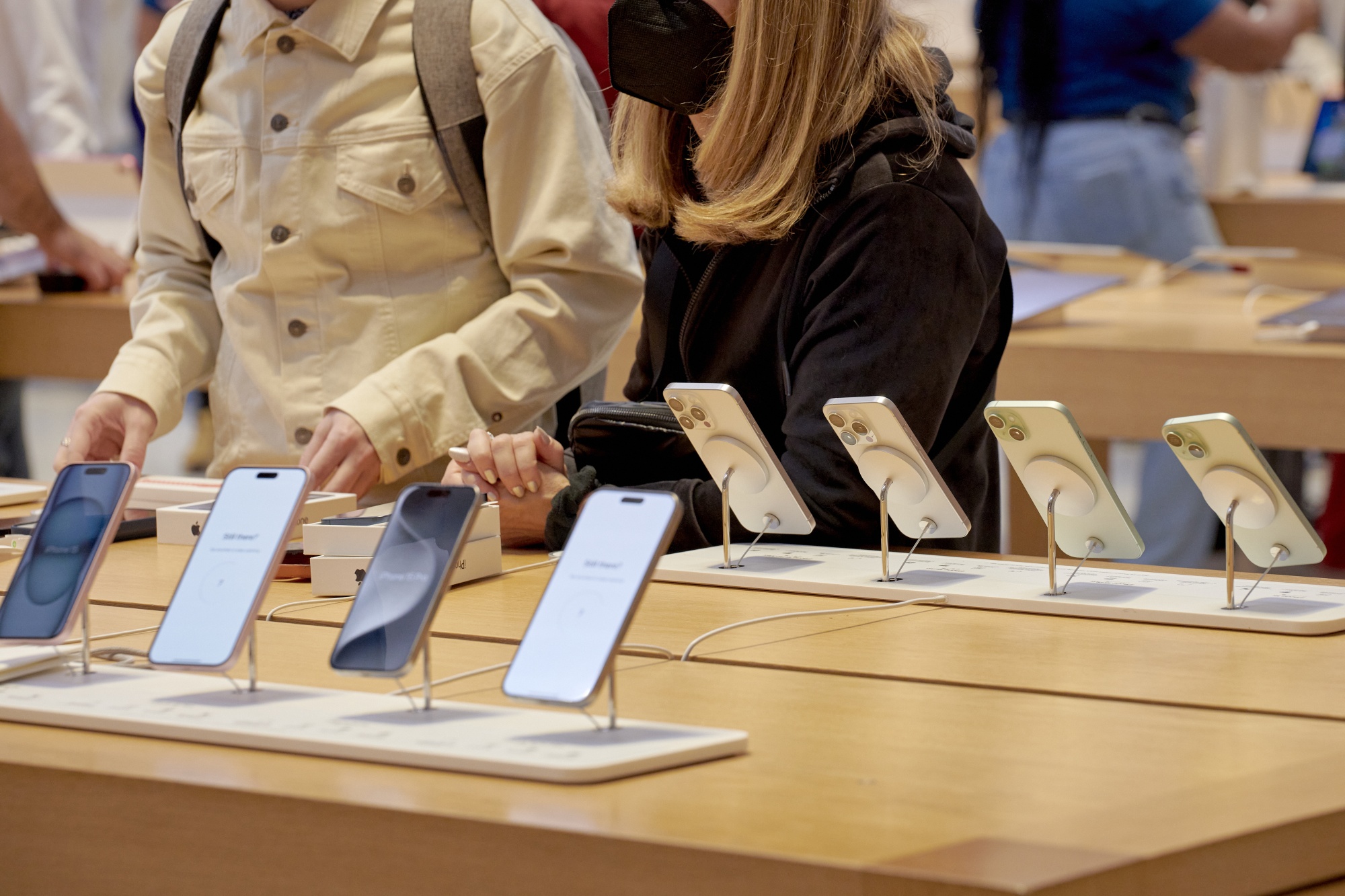 Apple Tells Staff U.S. Stores to Remain Closed Until Early May - Bloomberg