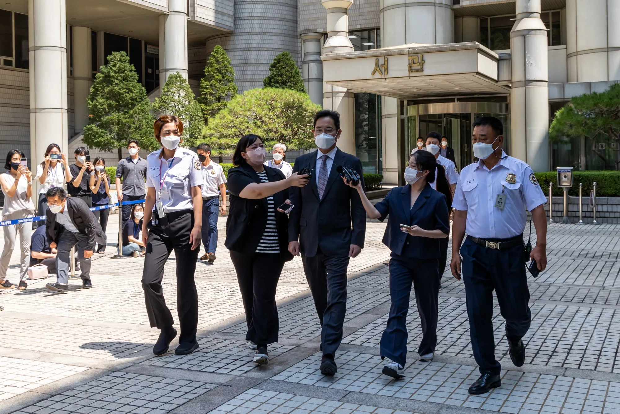 Jay Y. Lee in front of the Seoul Central District Court on Aug. 12.
