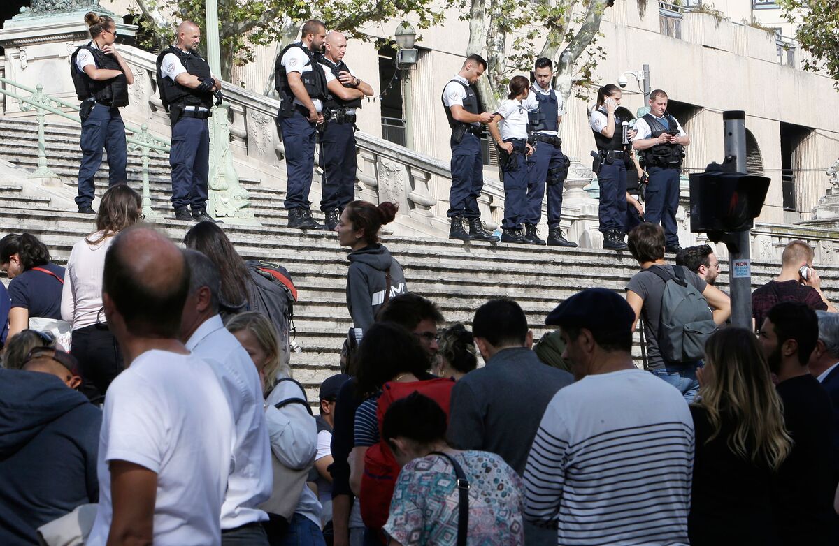 Нападение на прохожих. Арабы в Марселе. Мигранты в Марселе. Marseille без маски.