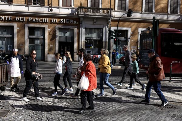 Pedestrians and shoppers in downtown Rome.