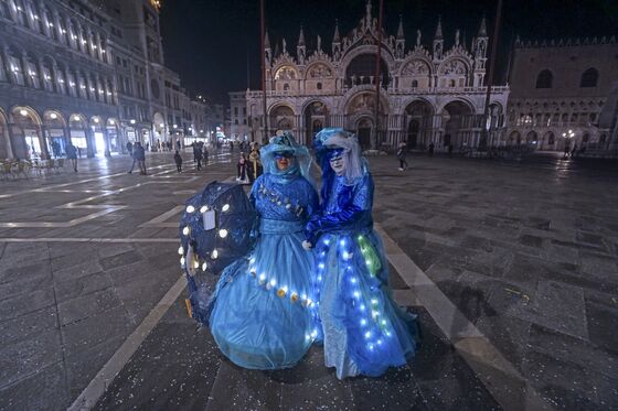 In Venice, Virus Fears Thin Out the Fat Tuesday Crowds