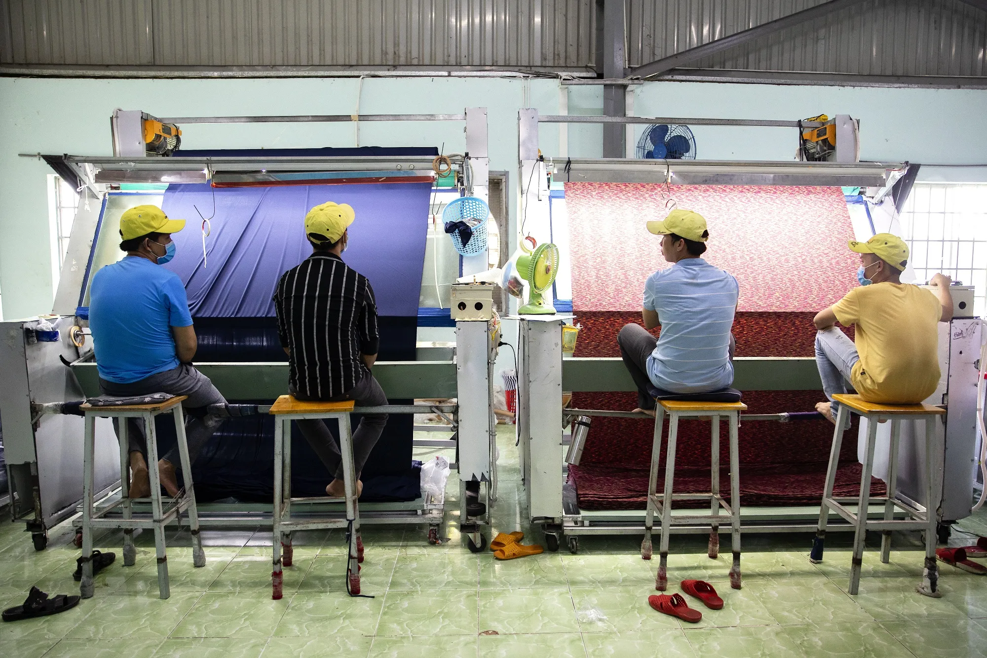 Công nhân kiểm tra vải tại một nhà máy may ở tỉnh Bình Thuận, Việt Nam.