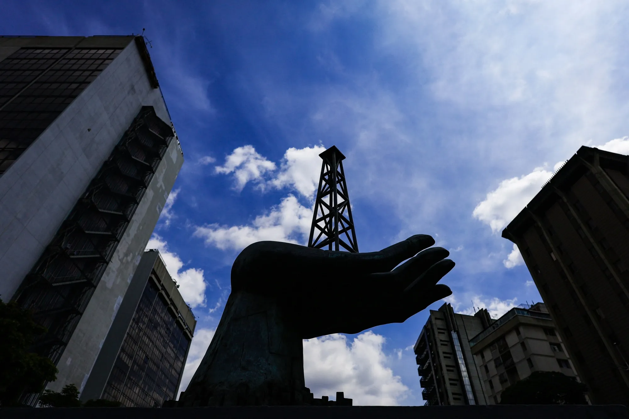 Detalle de una estatua sobre el tema del petróleo en Caracas, Venezuela, el 5 de enero de 2026.