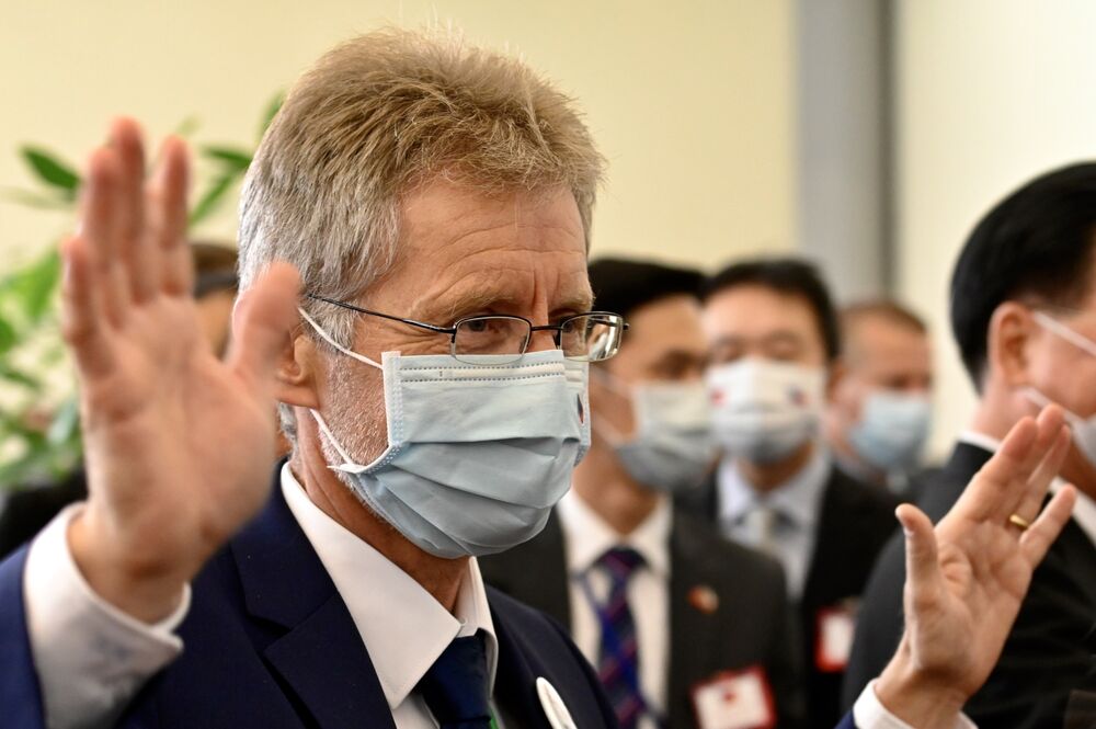 Milos Vystrcil waves upon his arrival in Taipei on Aug. 30.