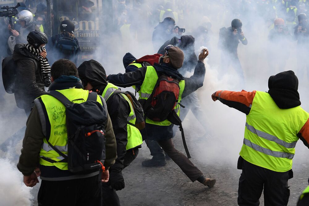 Paris Riots Emmanuel Macron Puts On His Gilet Jaune Bloomberg