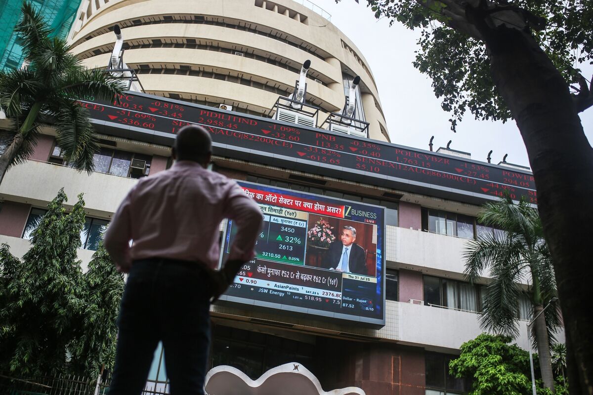Indian Stocks Face Worst Asia Underperformance in Three Decades