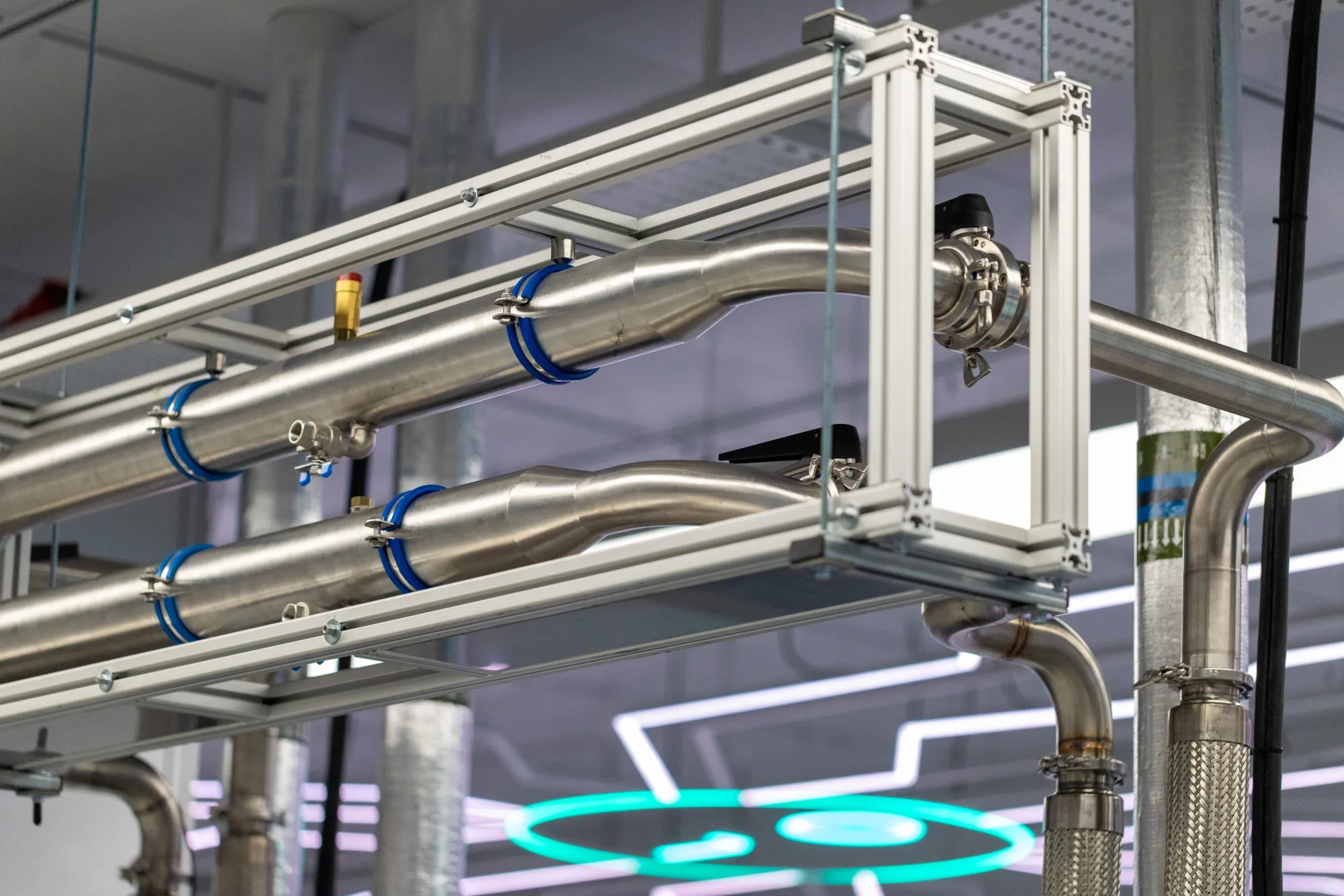 Hệ thống đường ống phân phối làm mát trong một công trình lắp đặt tại khu phức hợp trung tâm dữ liệu ở London.
