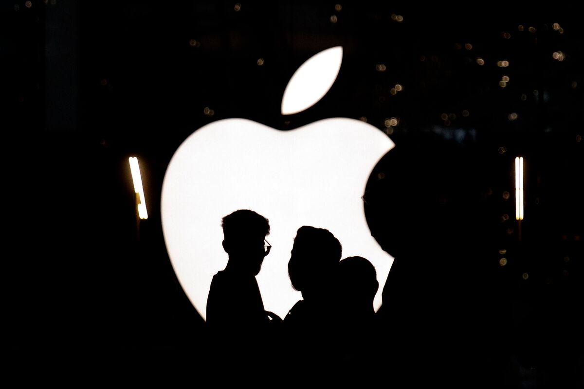 Apple's shift to AI could allow it to handle searches via Siri and AI chatbots instead of web browsers, softening the blow from the Google antitrust ruling (Mark Gurman/Bloomberg)