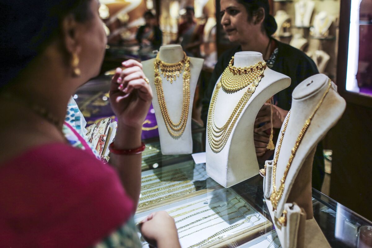 Jewelers Rally After India Anti-Money-Laundering Rule Reversal