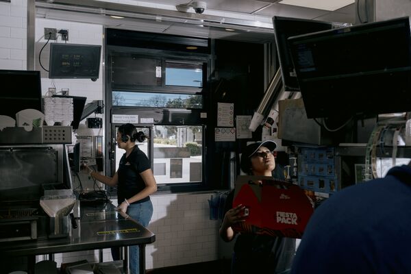 стосується чат-ботів, які приймають замовлення у фаст-фуді Drive-Thrus