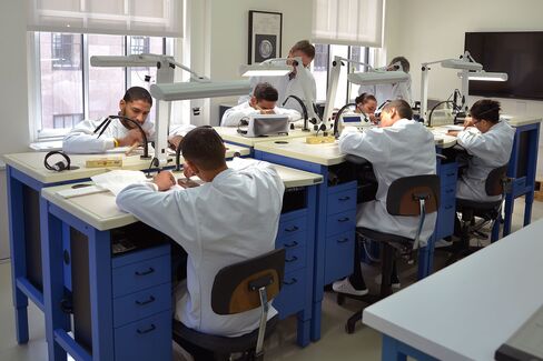 The introductory class in New York comprises six students.