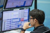 Yen Hovers Below 160 Versus Dollar 
