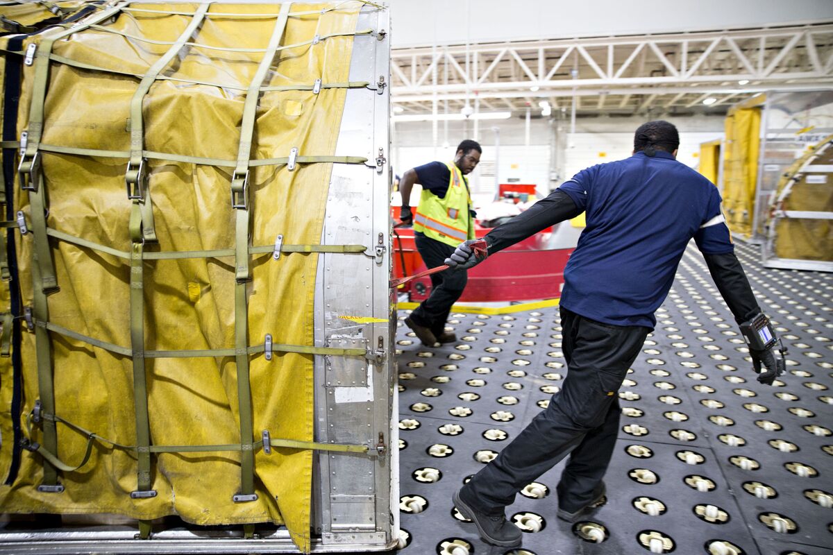 DHL Turns To Robots To Equip U S Warehouses For E Commerce Bloomberg   1200x800 