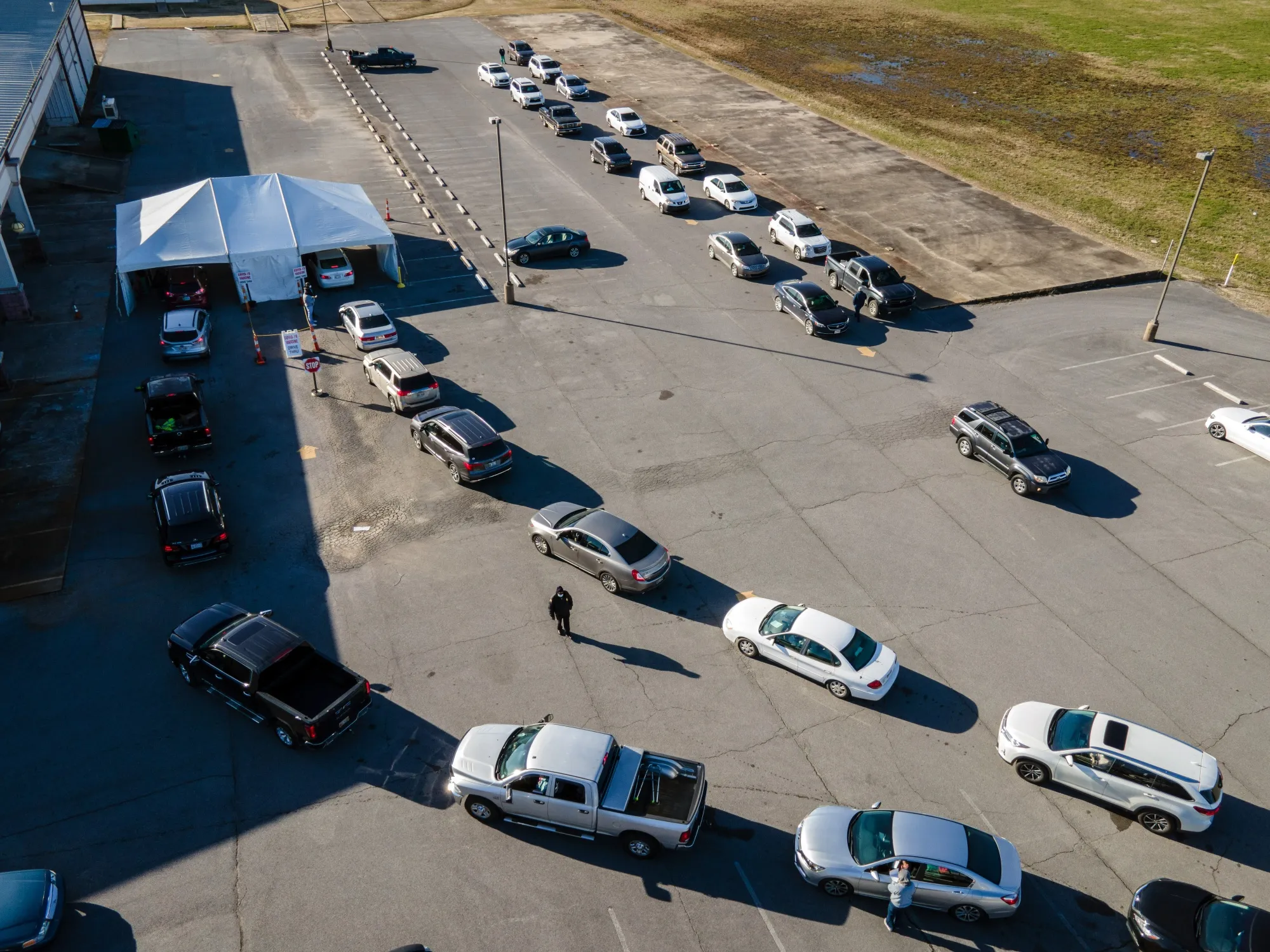 Vehicles wait in line to enter a Covid-19 vaccination drive-thru site in Greenville, Mississippi, on Jan. 15.&nbsp;
