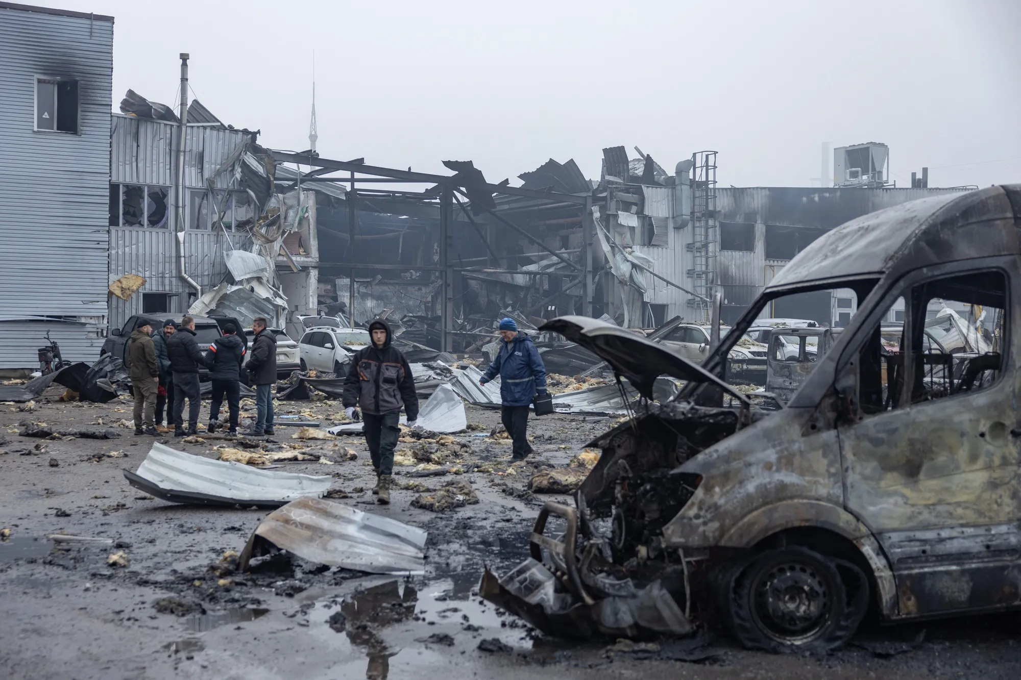 ロシアの攻撃による被害状況を検証する住民ら（13日、ウクライナ・オデーサ）