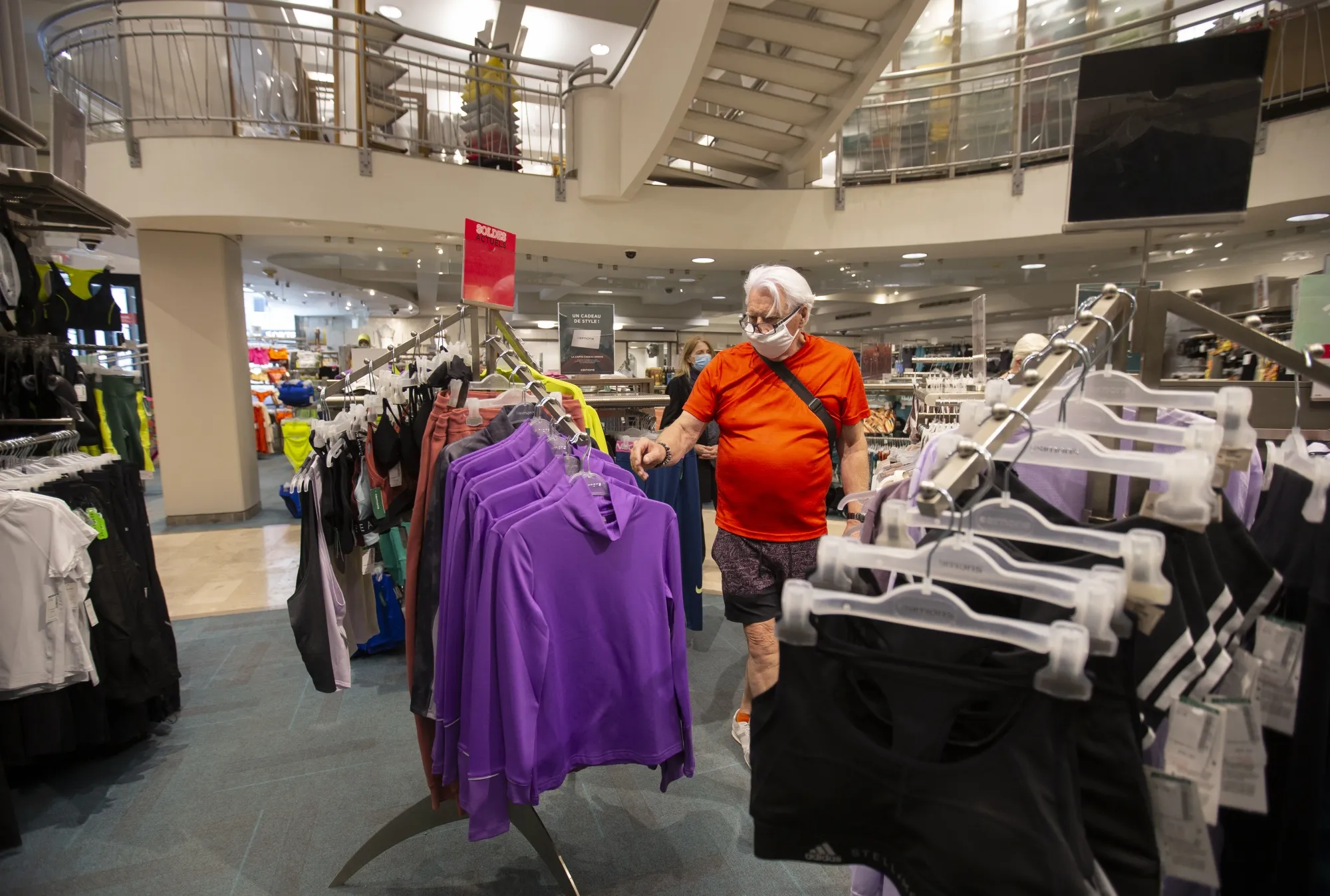 Quebec Proceeds With Plan to Reopen Montreal-Area Stores