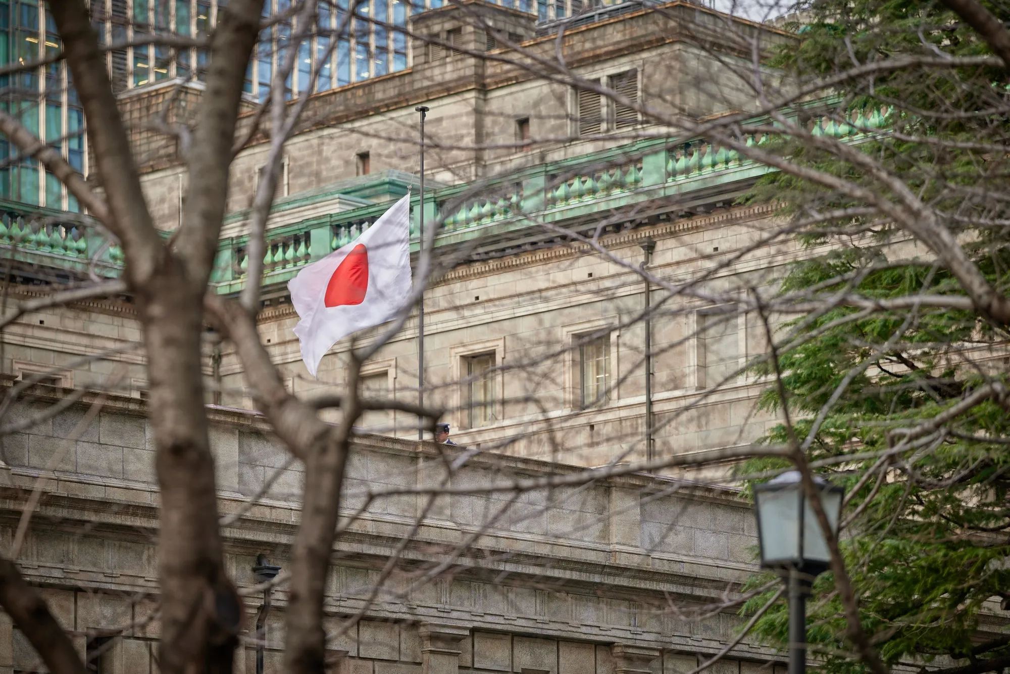 Una bandera japonesa ondea frente a la sede del Banco de Japón (BOJ) en Tokio, Japón, el jueves 14 de marzo de 2024.