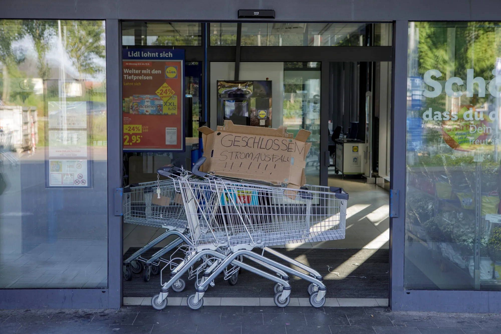 A sign at the entrance to a supermarket reading, "Closed Power Outage", in Berlin, on Sept. 9.&nbsp;