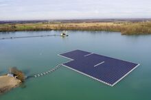 湖中的太阳能电池板。