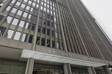 Chicago Tower Hitting Market at Big Discount Shows City’s Stress