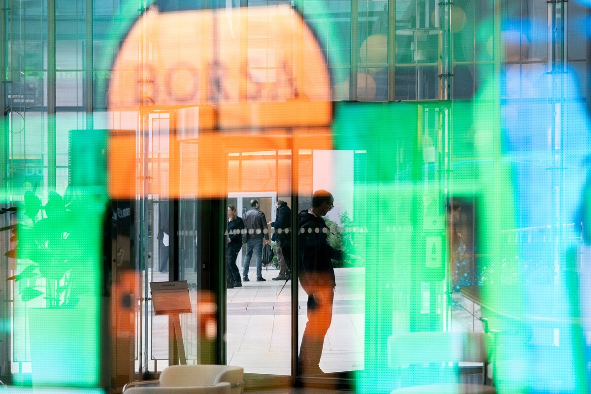 European Stocks Hover at Record, Set for Best Year Since 2021