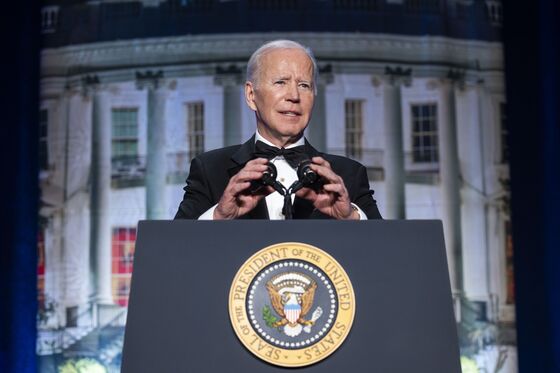 Biden Attends Correspondents’ Dinner as Virus Stalks Washington