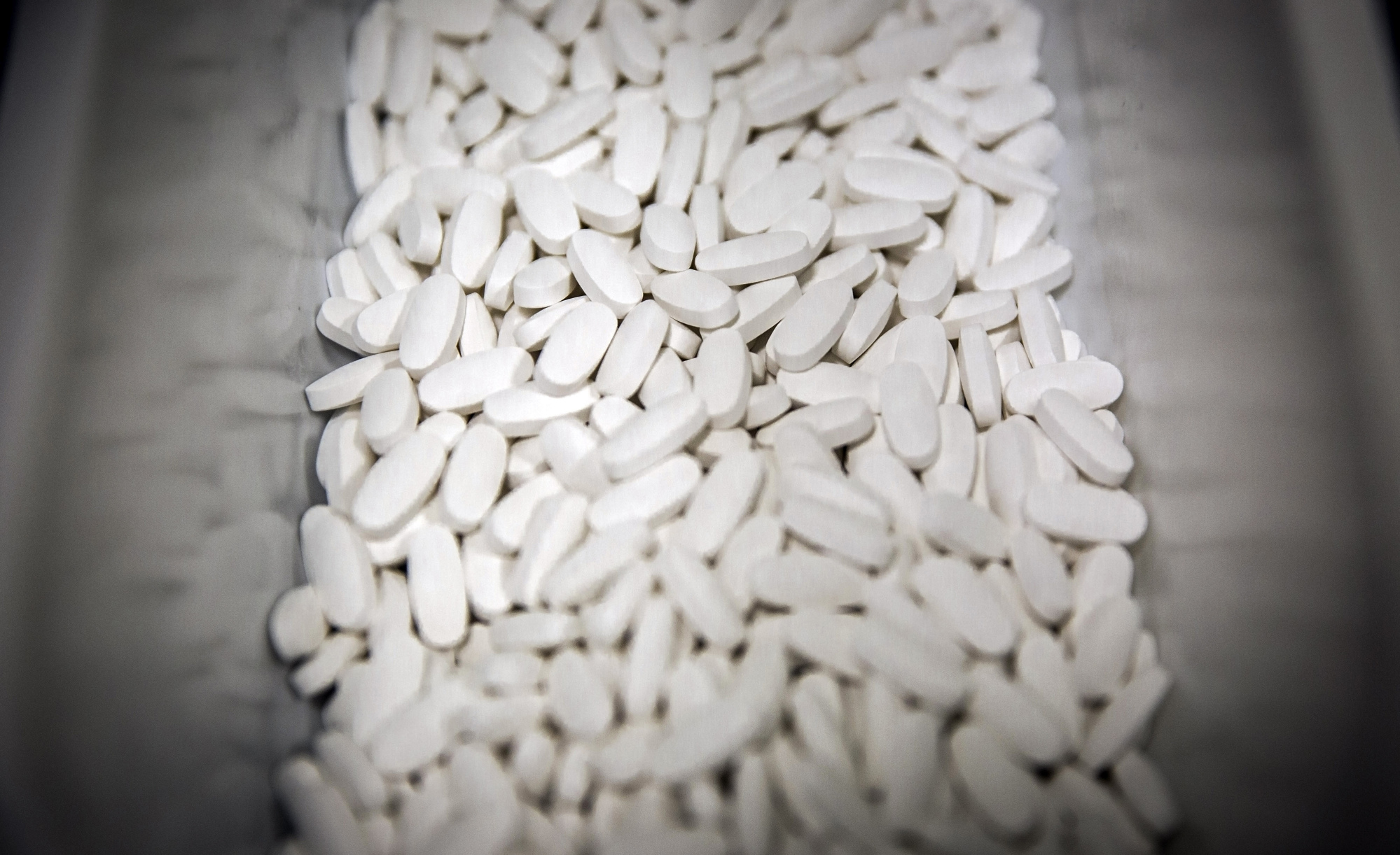 A collection tray holds Simvastatin 10mg tablets during manufacture at the Hemofarm AG pharmaceutical plant, operated by Stada Arzniemittel AG, in Vrsac, Serbia, on Wednesday, March 7, 2018. Stada will shop around for niche drug producers in central and eastern Europe to fuel expansion plans and boost regional sales growth as it cuts costs and shifts some production to its own facilities, the German pharmaceutical company's regional chief, Ronald Seeliger, said in an interview on Feb. 14. Photographer: Oliver Bunic/Bloomberg