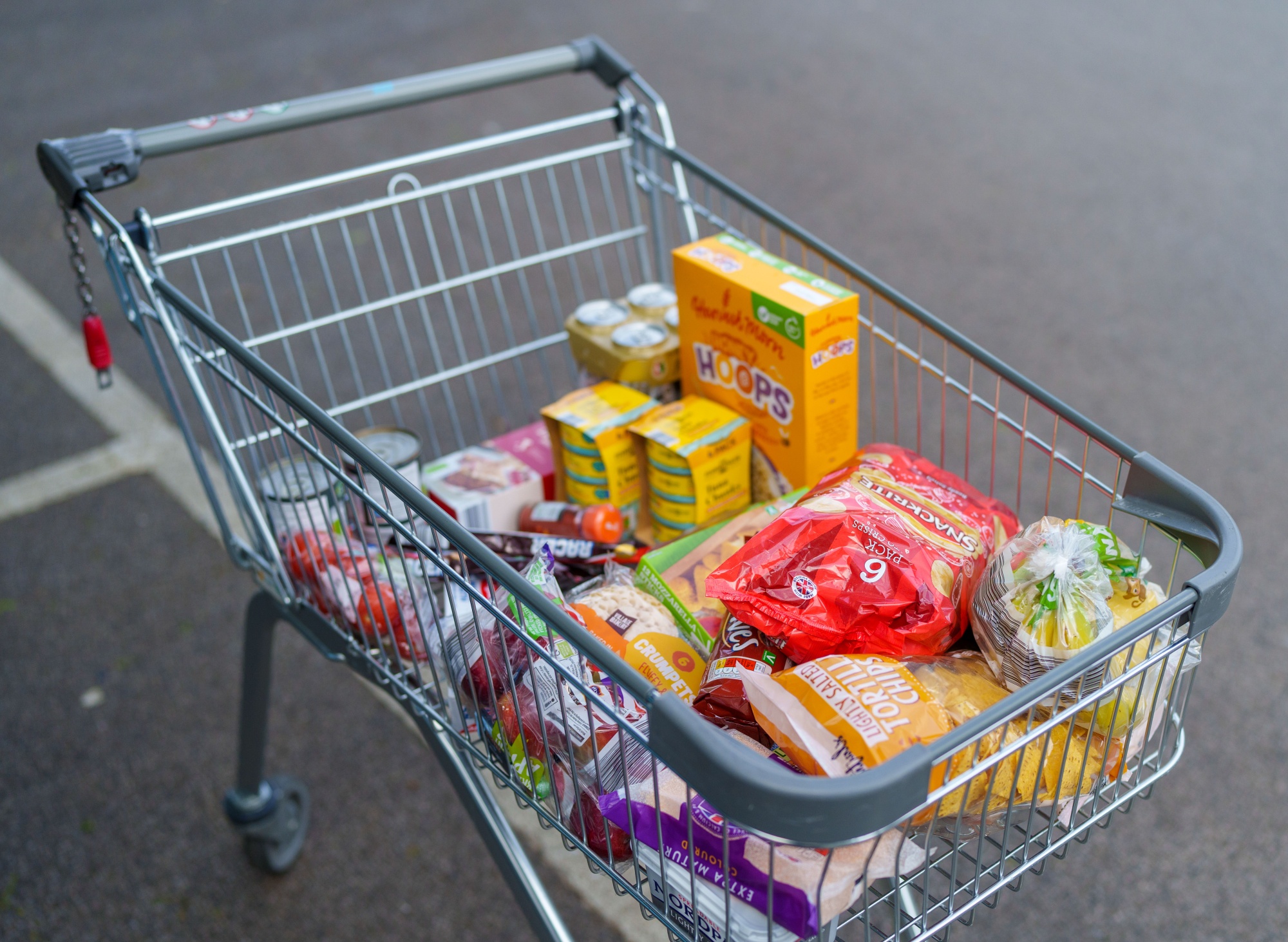 Sunak 'to Urge Supermarkets to Cap Price of Food Basics Amid Inflation