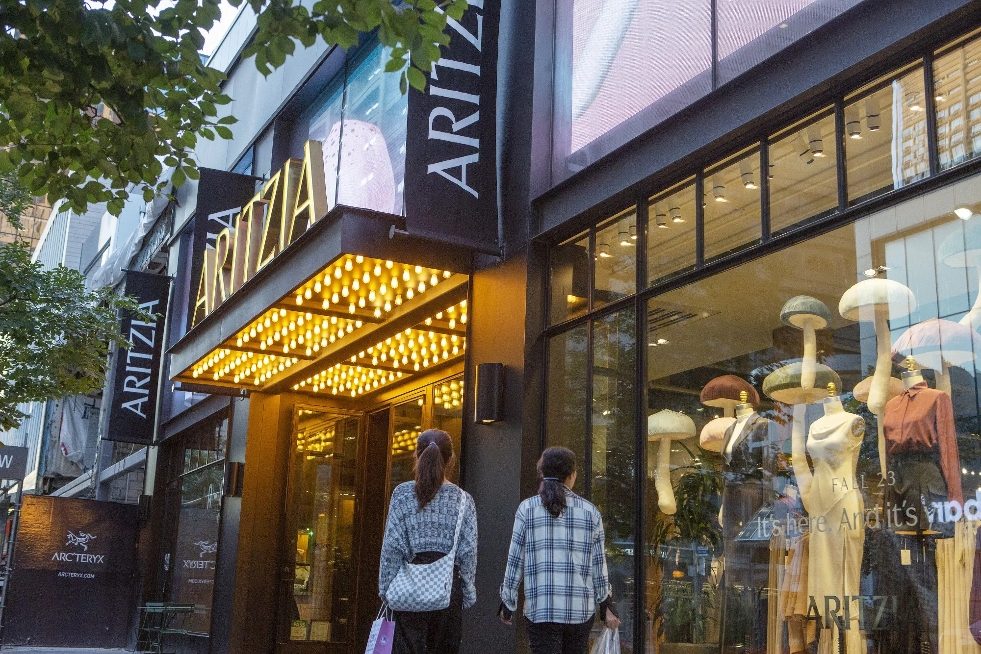 Aritzia Sales Beat Estimates on New Styles US Expansion Bloomberg