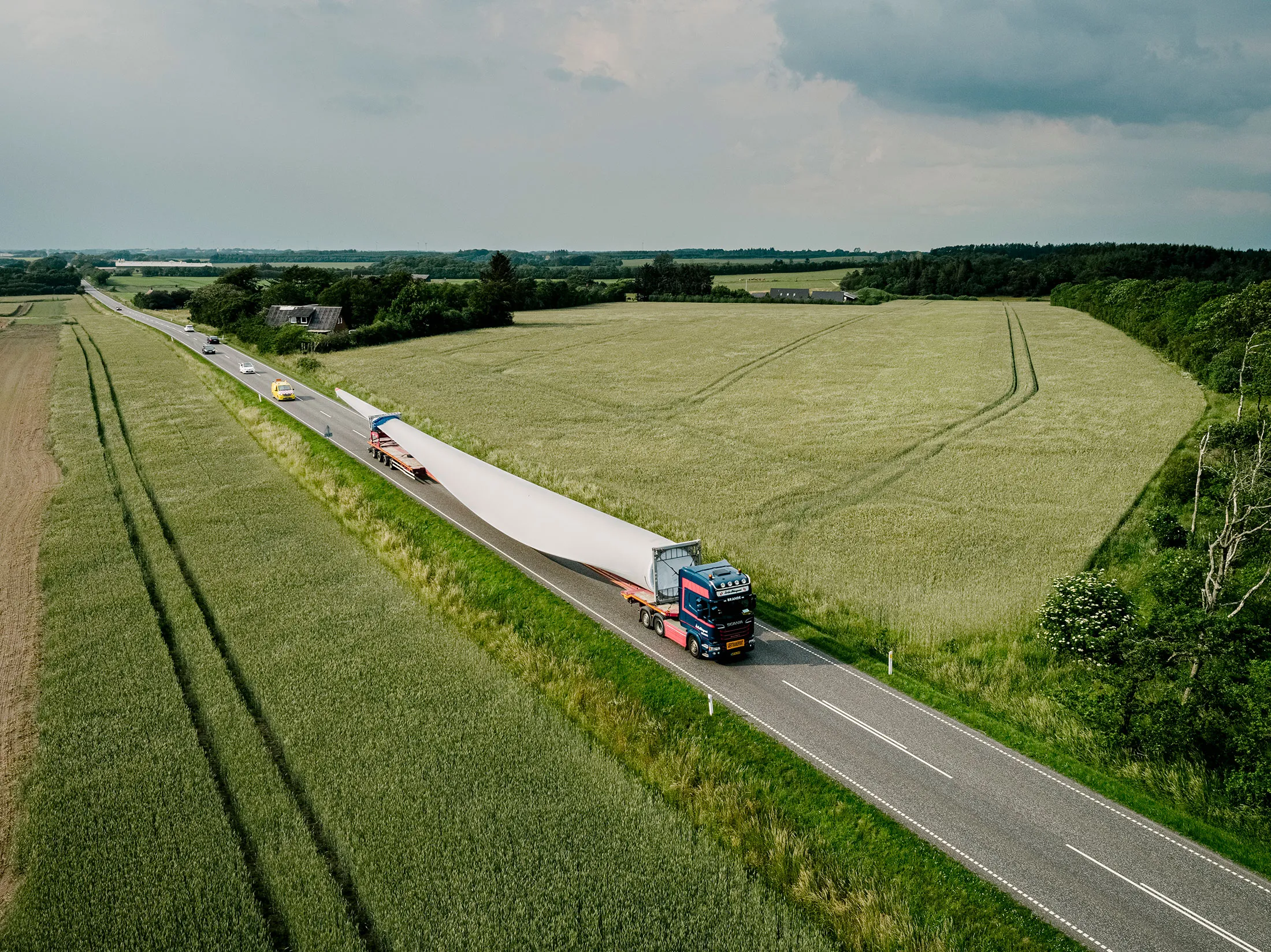 Transporting a Vestas rotor blade through Jutland.