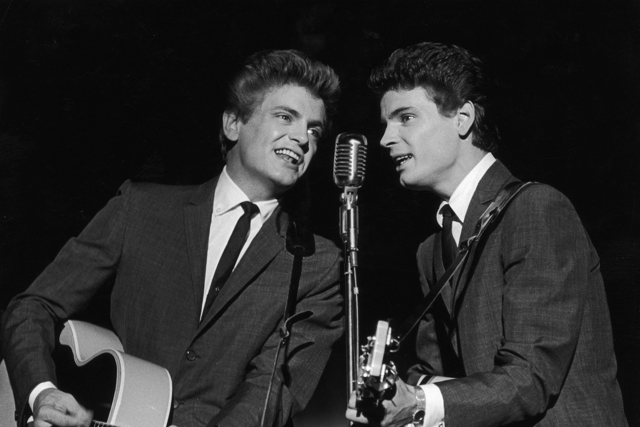 Американские дуэты. Группа the Everly brothers. The Everly brothers американский дуэт. Everly brothers артисты. Эверли бразерс.