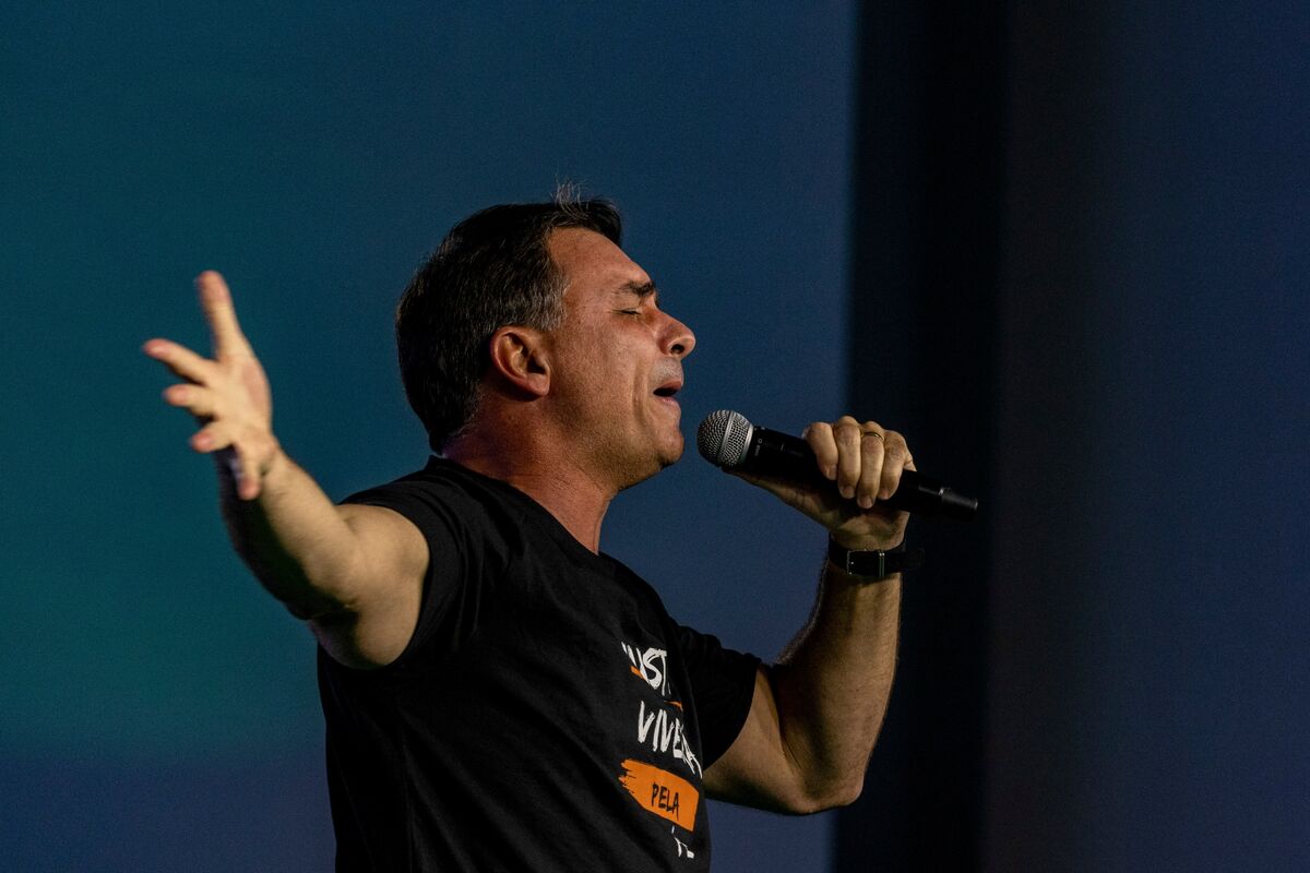 Flavio Bolsonaro’s Flight to Miami Sparks Frenzy of Memes in Brazil