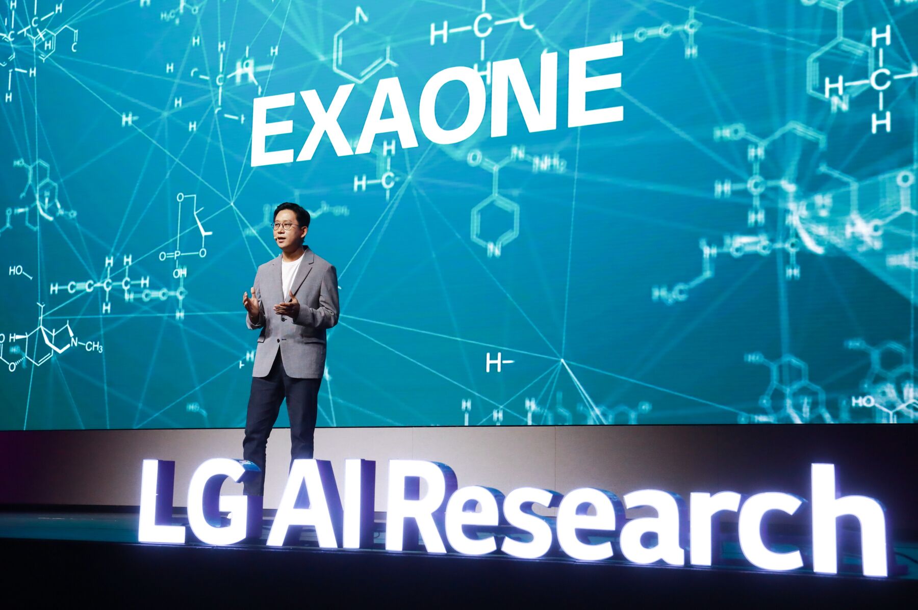 LG集團的AI研究負責人Kyunghoon Bae在首爾討論其新的人工智慧軟體Exaone 2.0。圖片來源：LG集團