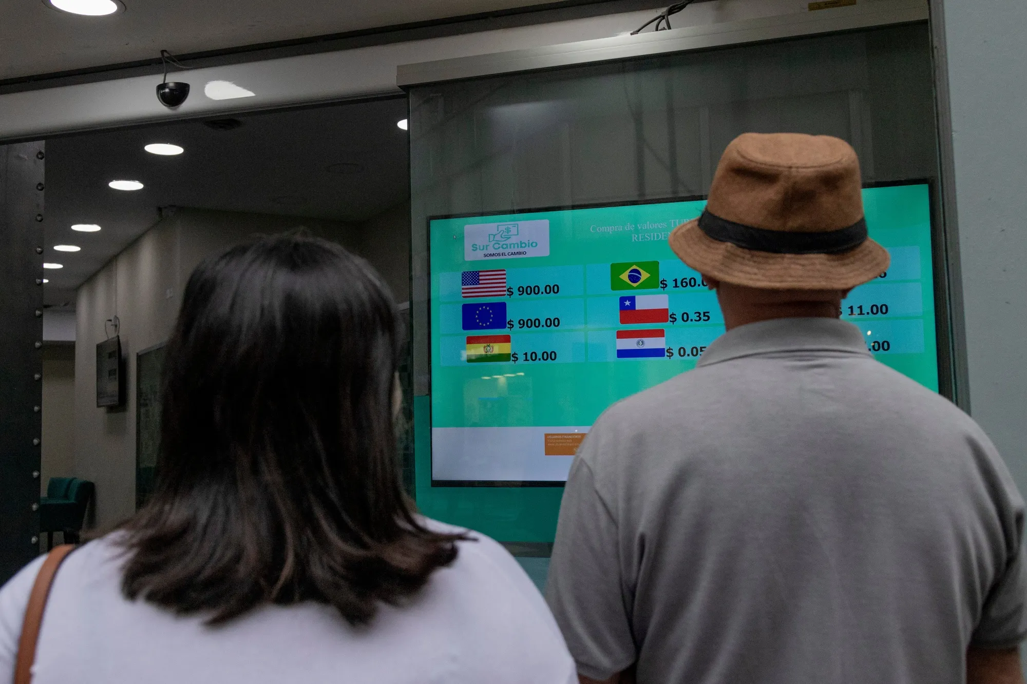 Exchange rates displayed at a Sur Cambio currency exchange store in Buenos Aires.&nbsp;