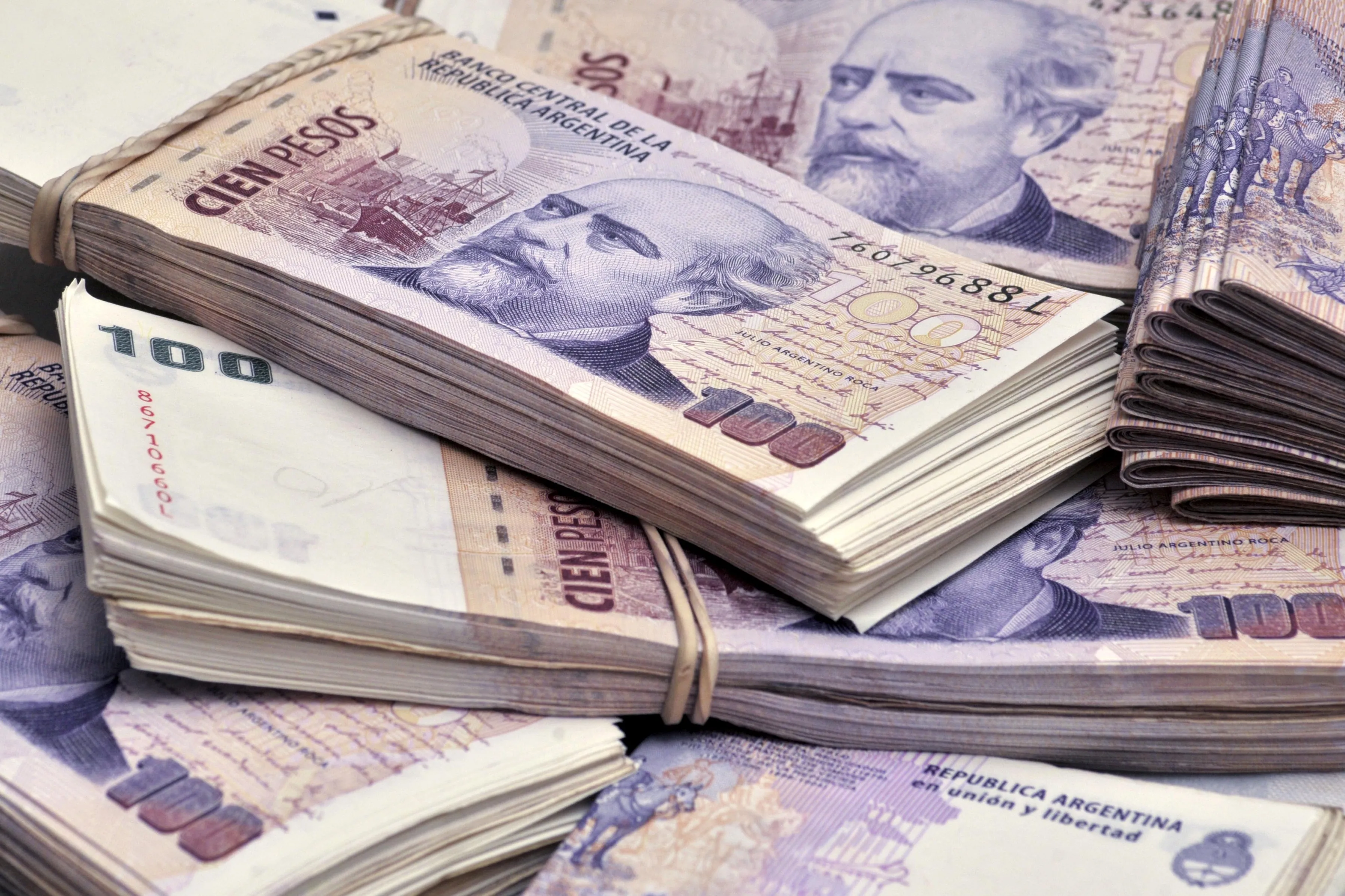Argentina's $1.6 Billion Peso Defense Makes 27% Rates Tempting