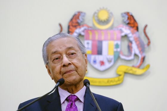 Malaysia Leader Buys Time, Delays Any Confidence Vote to May